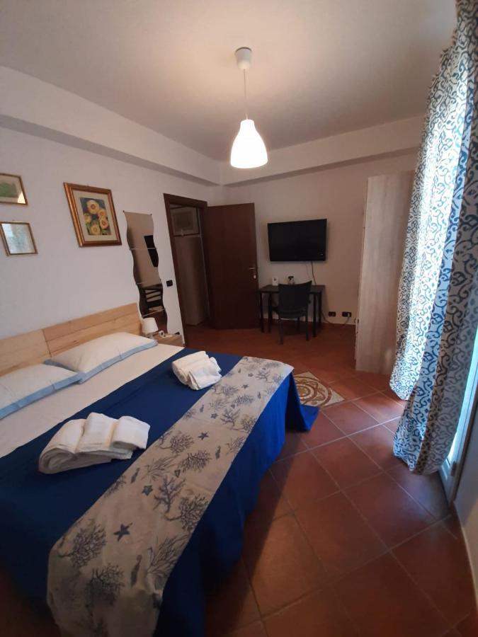 A Due Passi.... Hotel Mazzeo Exterior photo
