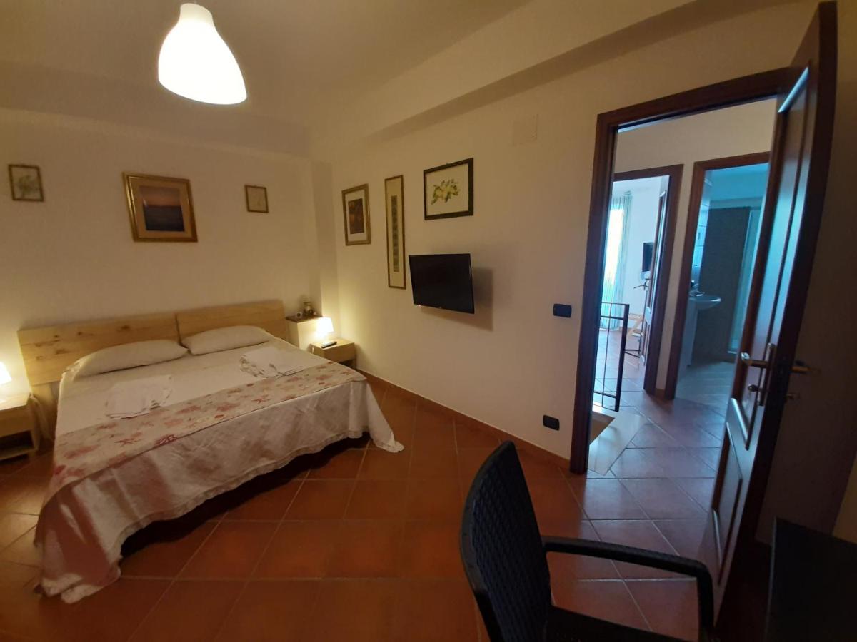 A Due Passi.... Hotel Mazzeo Exterior photo